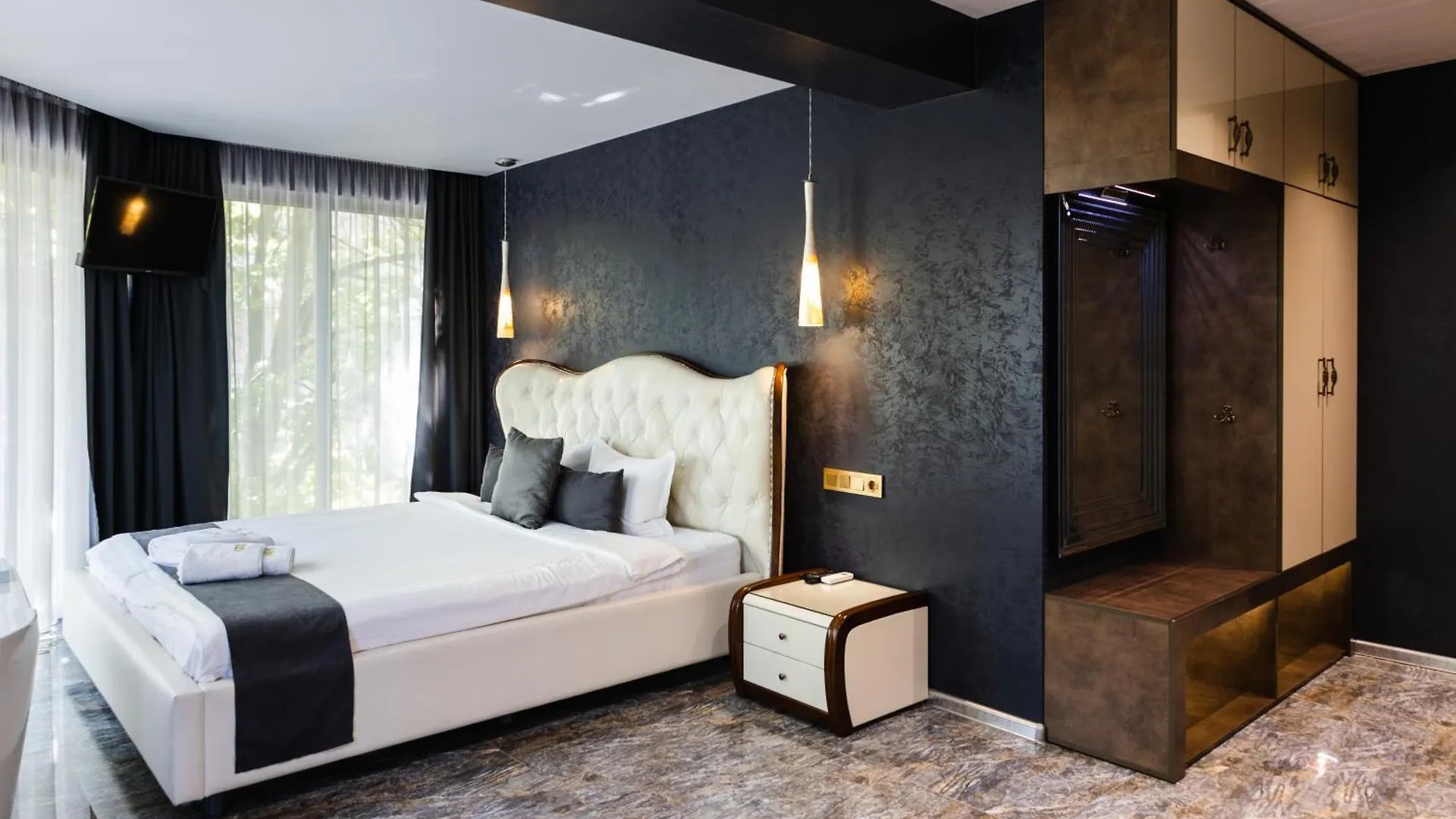 The Hidden Bank: Silver Bullet Plovdiv Apartamento